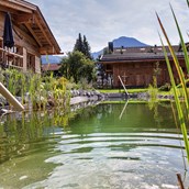 Hüttendorf: Freut euch nach erlebnisreichen Berg-Wanderungen auf unseren erfrischenden Natur-Schwimmteich  - Alpglück Chalets