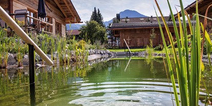 Hüttendorf - Schwerpunkt: Wellnessurlaub - Freut euch nach erlebnisreichen Berg-Wanderungen auf unseren erfrischenden Natur-Schwimmteich  - Alpglück Chalets