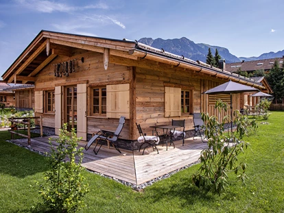 Hüttendorf - Schröcken - Außenansicht vom Chalet Bearglar mit Terrasse - Alpglück Chalets *****