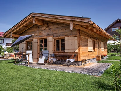 Hüttendorf - Schröcken - Außenansicht Chalet Hoibar mit Terrasse - Alpglück Chalets *****