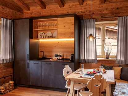 Hüttendorf - Schröcken - Küche mit Esstisch Chalet Holzar - Alpglück Chalets *****