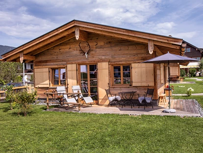 Hüttendorf - Schröcken - Außenansicht Chalet Jägar mit Terrasse - Alpglück Chalets *****