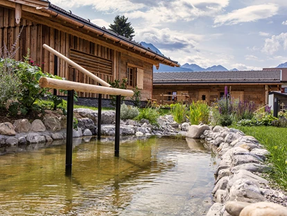 Hüttendorf - Schröcken - Das Kneipbecken im Bachlauf macht müde Beine wieder munter  - Alpglück Chalets *****