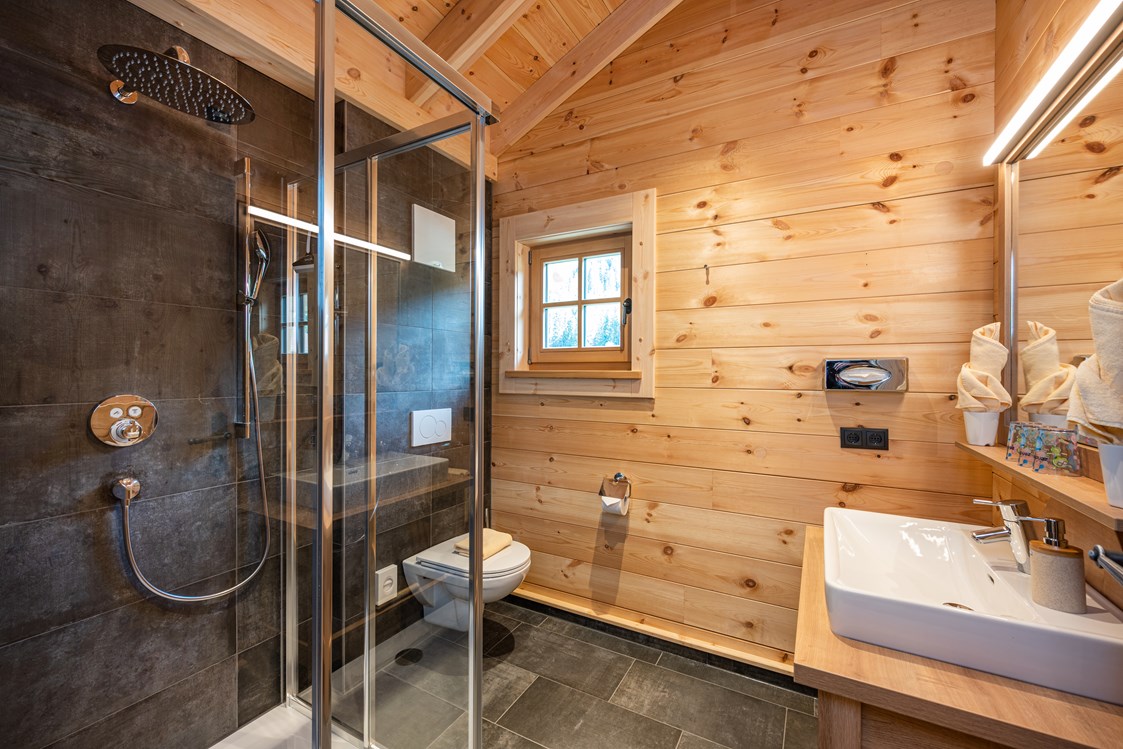 Chalet: 2. Badezimmer mit Dusche/WC oben - Chalets @ Filzmooserhof