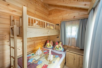 Chalet: Kinder-Schlafzimmer mit Etagenbett. Unteres Bett geeignet für 2 Kinder, gerne auch für Erwachsene. - Dorf-Chalets Filzmoos