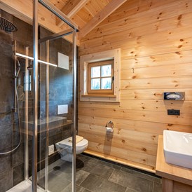 Chalet: 2. Badezimmer mit Dusche/WC oben - Dorf-Chalets Filzmoos