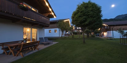 Hüttendorf - Chaletgröße: 4 - 6 Personen - Pinzgau - Feriendorf am Abend - Feriendorf Wallenburg