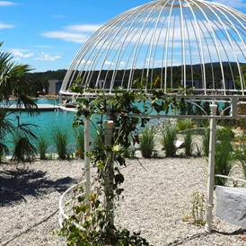 Chalet: Garten der Liebe mit Steinherz und Pavillon - Kittenberger Chalets am Gartensee