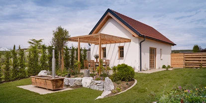 Hüttendorf - Schwerpunkt: Badeurlaub - Winzerstöckl mit Garten und Feuerwasserwanne  - Kittenberger Chalets am Gartensee