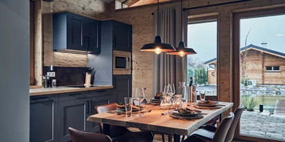 Hüttendorf - Schwerpunkt: Badeurlaub - Landhaus Küche - Kittenberger Chalets am Gartensee