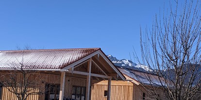Hüttendorf - Chaletgröße: 2 - 4 Personen - Region Chiemsee - Chalets im Winter mit Bergblick - Niederauer Hof Chalets