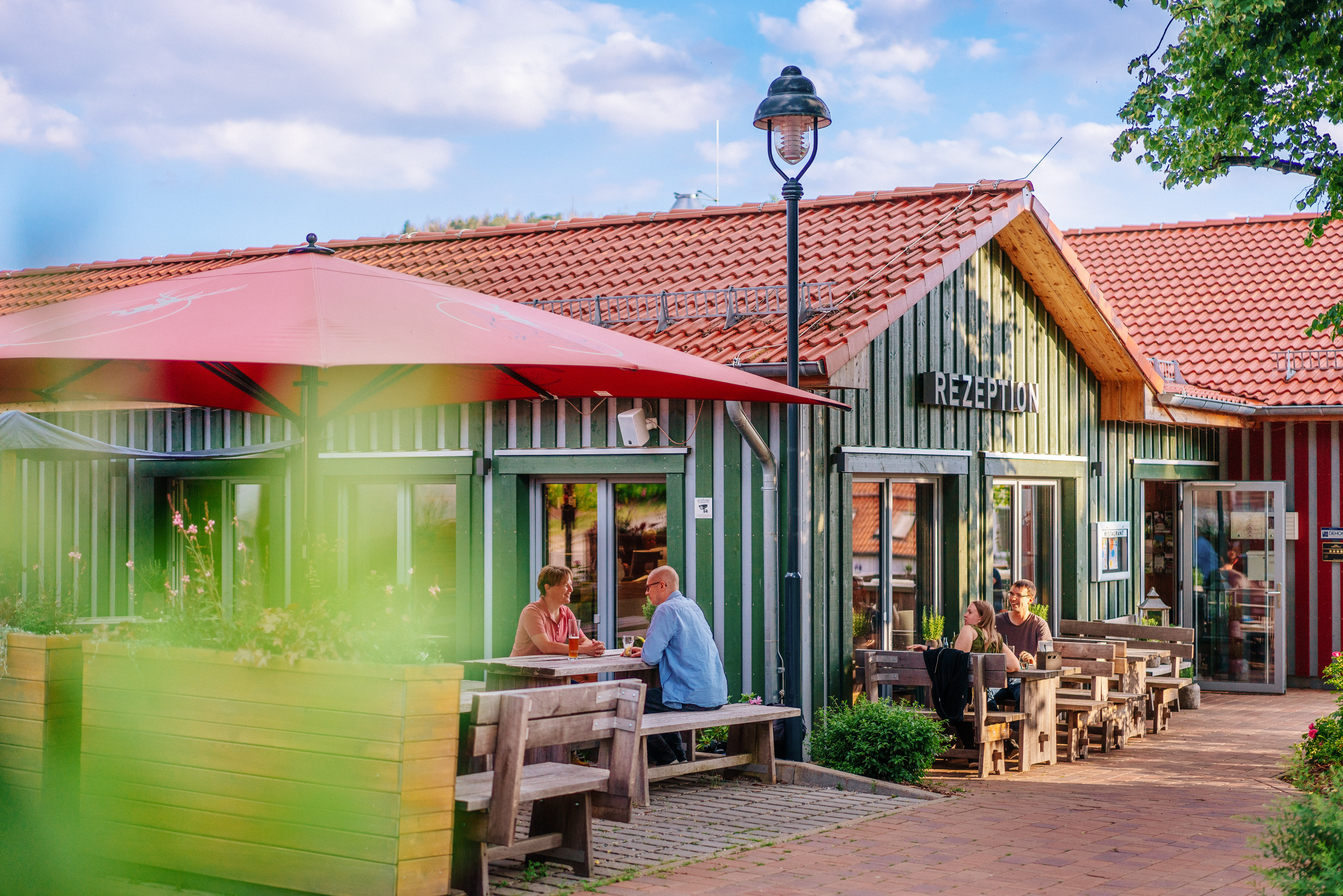 Chalet: Eingangsbereich und Biergarten - Das Schierke Harzresort - Außen, Essen | Trinken