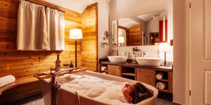 Hüttendorf - PLZ 38871 (Deutschland) - Kuschel Lodge - freistehende Badewanne - Das Schierke Harzresort