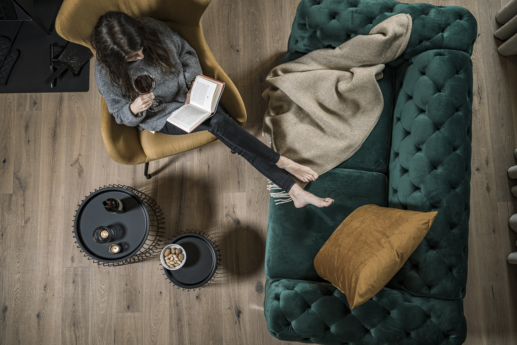 Chalet: Ramenai Böhmerwaldlerdorf | Lesen in der gemütlichen Sitzecke mit Sofa und Kamin  - Ramenai - Das Böhmerwaldlerdorf - Innen