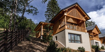 Hüttendorf - Parkplatz direkt an der Hütte - Steiermark - Chalet Außenansicht - Hideaway Hotel Montestyria Chalets & Suiten
