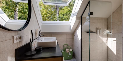 Hüttendorf - Parkplatz direkt an der Hütte - Steiermark - Badezimmer im Obergeschoss - Hideaway Hotel Montestyria Chalets & Suiten