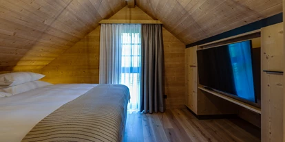 Hüttendorf - Parkplatz direkt an der Hütte - Steiermark - Schlafzimmer im Obergeschoss - Hideaway Hotel Montestyria Chalets & Suiten