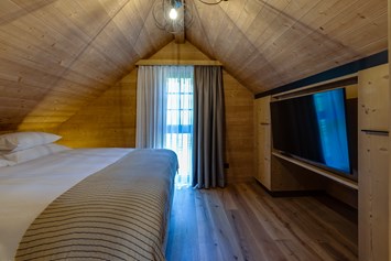 Chalet: Schlafzimmer im Obergeschoss - Hideaway Hotel Montestyria Chalets & Suiten