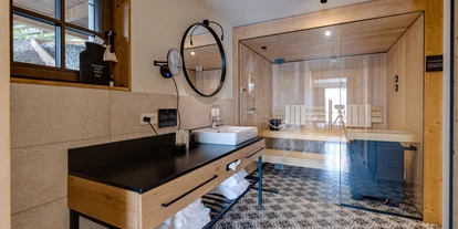 Hüttendorf - Parkplatz direkt an der Hütte - Steiermark - Badzimmer und Sauna im Untergeschoss - Hideaway Hotel Montestyria Chalets & Suiten
