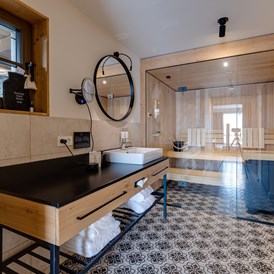 Chalet: Badzimmer und Sauna im Untergeschoss - Hideaway Hotel Montestyria Chalets & Suiten