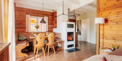 Hüttendorf - PLZ 38871 (Deutschland) - Alle Ferienhäuser verfügen über einen großzügigen Wohnbereich. - Torfhaus HARZRESORT