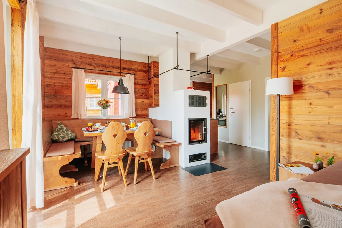 Chalet: Alle Ferienhäuser verfügen über einen großzügigen Wohnbereich. - Torfhaus HARZRESORT
