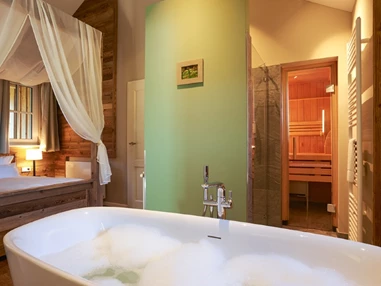 Chalet: Alle Kuschellodges verfügen über eine freistehende Badewanne und Himmelbett.  - Torfhaus HARZRESORT