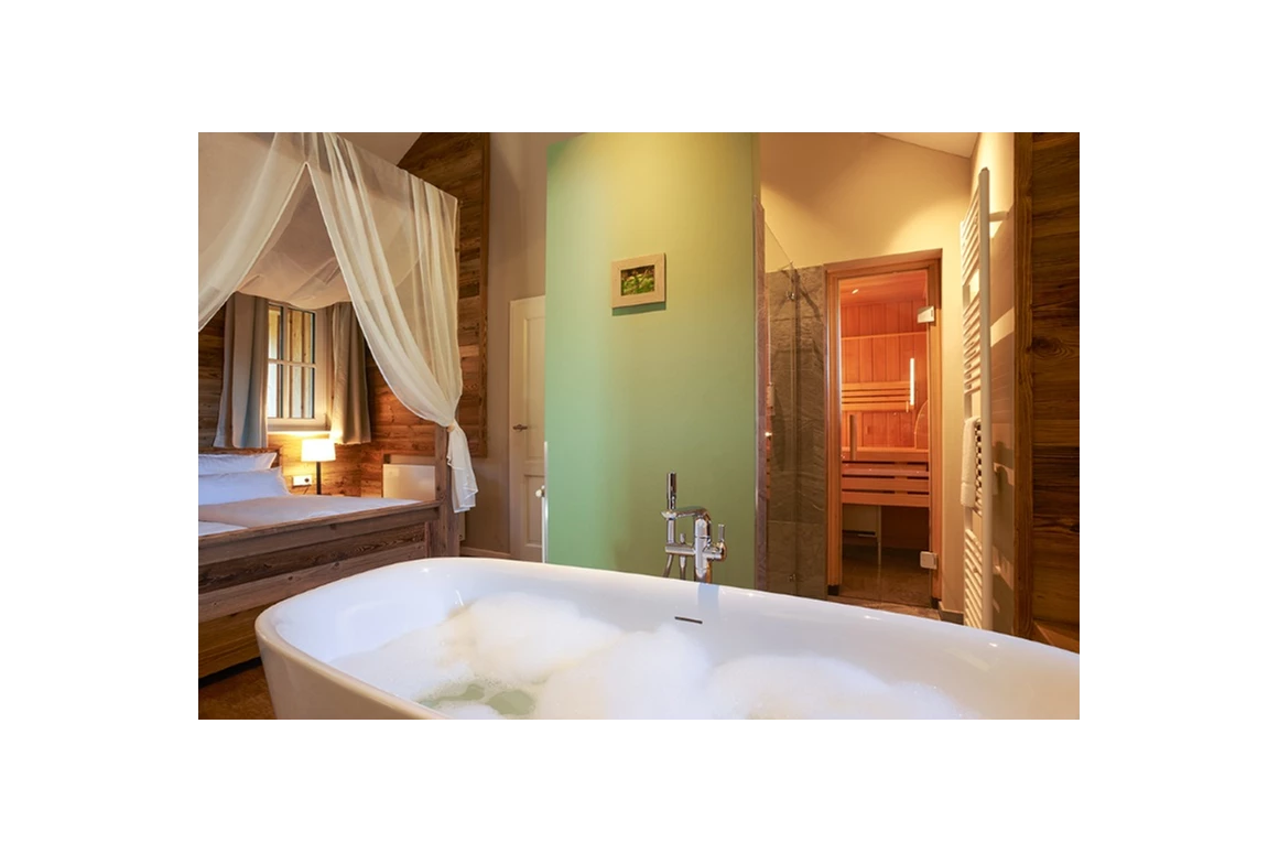 Chalet: Alle Kuschellodges verfügen über eine freistehende Badewanne und Himmelbett.  - Torfhaus HARZRESORT