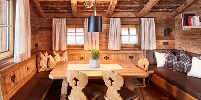 Hüttendorf - Snow Space Salzburg - Flachau - Wagrain - St. Johann - Esstisch mit Divan  - Promi Alm Flachau