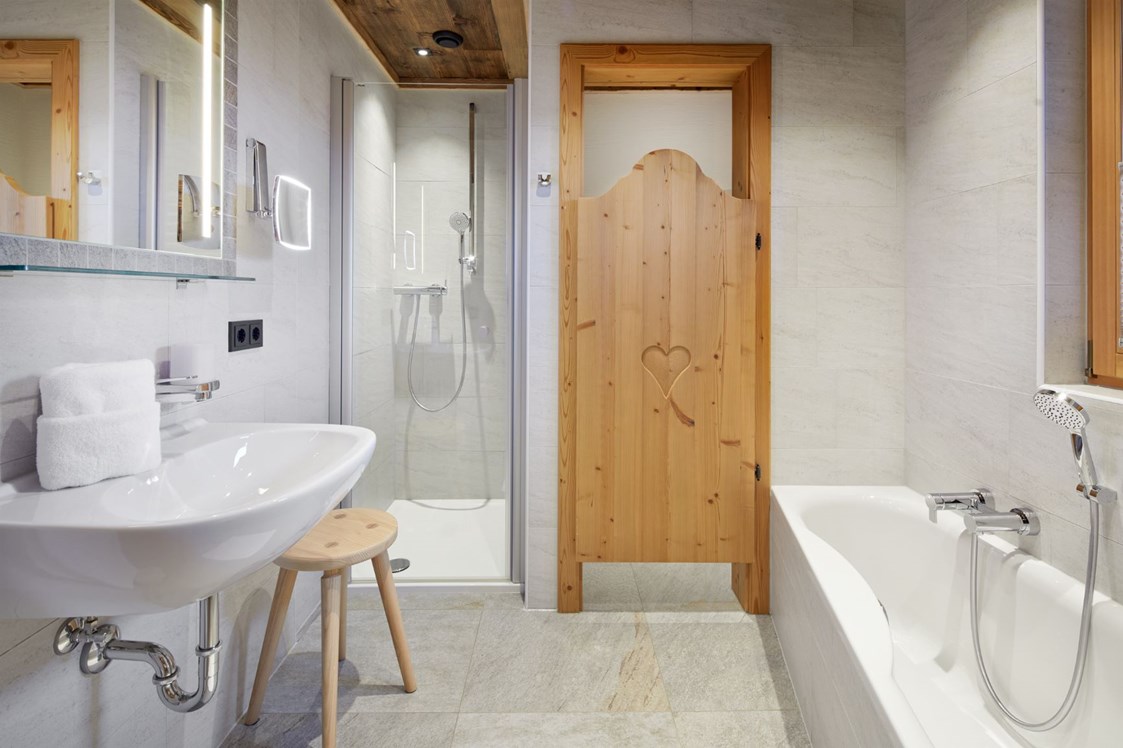 Chalet: Badezimmer mit Tageslicht Dusche/Badewanne/WC getrennt - Promi Alm Flachau