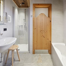 Chalet: Badezimmer mit Tageslicht Dusche/Badewanne/WC getrennt - Promi Alm Flachau