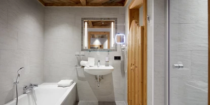Hüttendorf - Snow Space Salzburg - Flachau - Wagrain - St. Johann - Badezimmer mit Dusche/Badewanne/WC getrennt - Promi Alm Flachau
