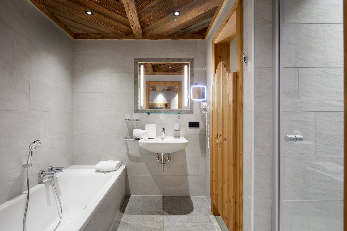 Chalet: Badezimmer mit Dusche/Badewanne/WC getrennt - Promi Alm Flachau