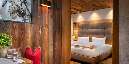 Hüttendorf - Snow Space Salzburg - Flachau - Wagrain - St. Johann - Schlafzimmer mit Doppelbett und zusätzlichem Stockbett für Kinder, Badezimmer en suite - Promi Alm Flachau