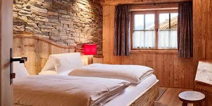 Hüttendorf - Snow Space Salzburg - Flachau - Wagrain - St. Johann - Schlafzimmer mit Doppelbett, Badezimmer en suite - Promi Alm Flachau