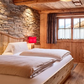 Chalet: Schlafzimmer mit Doppelbett, Badezimmer en suite - Promi Alm Flachau
