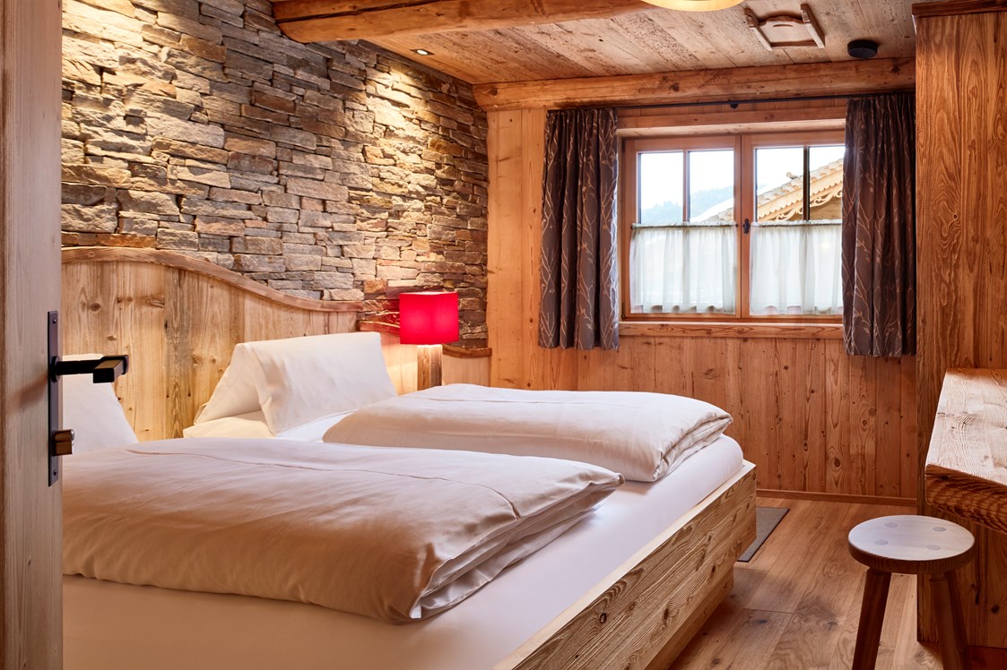 Chalet: Schlafzimmer mit Doppelbett, Badezimmer en suite - Promi Alm Flachau