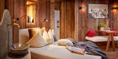 Hüttendorf - Snow Space Salzburg - Flachau - Wagrain - St. Johann - Wellnessliege vor der Sauna und dem offenen Kamin - Promi Alm Flachau