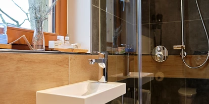 Hüttendorf - PLZ 38871 (Deutschland) - Badezimmer vom Baumhaus Elvis / Jr. - sonnenresort ETTERSHAUS