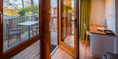 Hüttendorf - PLZ 38871 (Deutschland) - Wohnbereich vom Baumhaus Elvis / Jr. - sonnenresort ETTERSHAUS