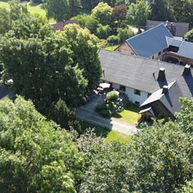 Chalet: Blick in den Garten unseres Landhaus Chalets - im Hintergrund das Dach unseres Scheunenlofts - Das MUSSEA