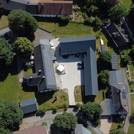 Chalet: Unser Hof von oben - links der Landhaus-Garten quer in der Mitte das Scheunenloft - Das MUSSEA