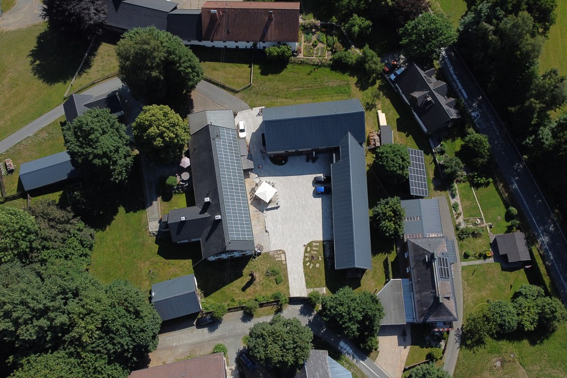 Chalet: Unser Hof von oben - links der Landhaus-Garten quer in der Mitte das Scheunenloft - Das MUSSEA