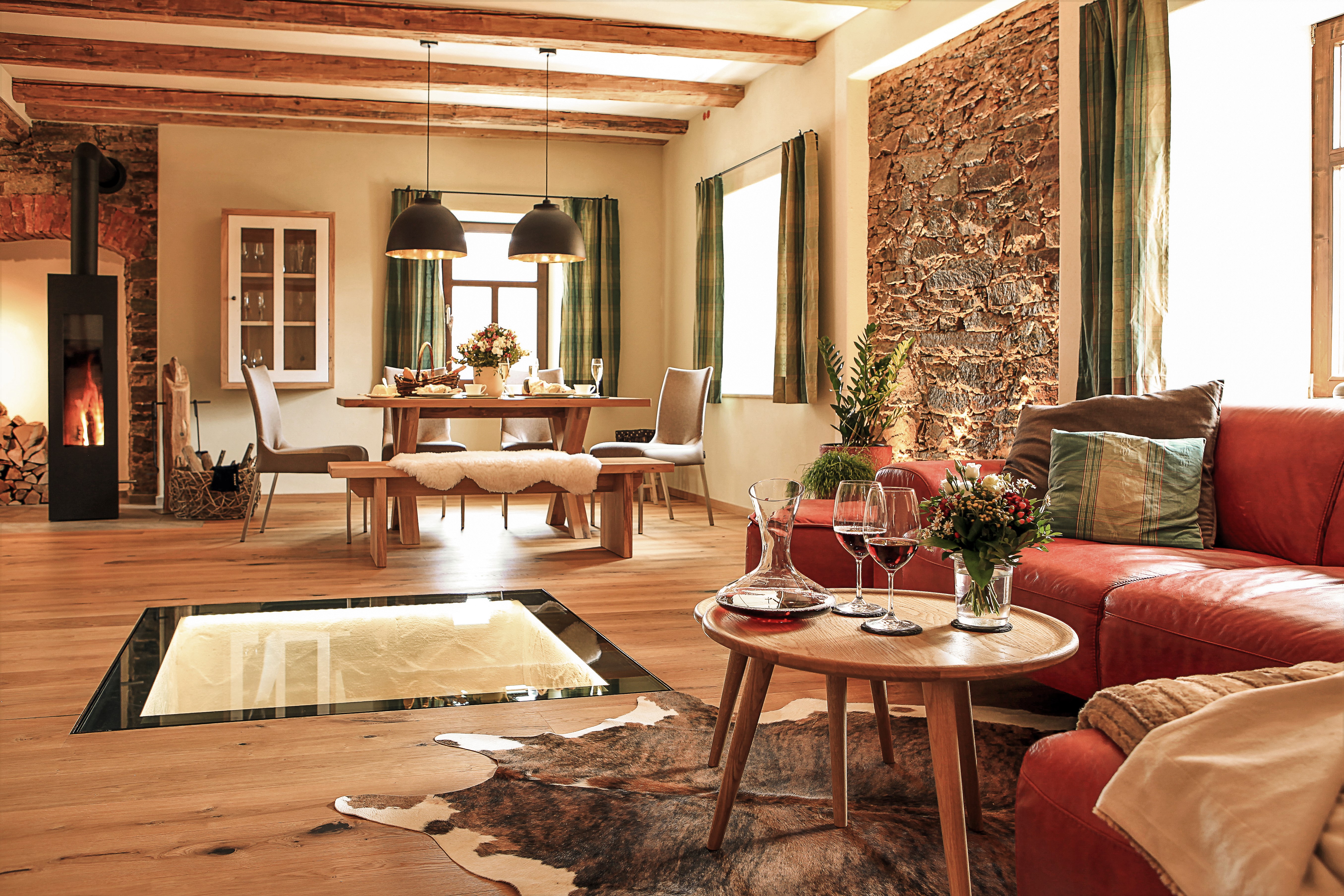 Hüttendorf - WLAN - Landhaus Chalet - bis 2 Personen
Wohn- und Essbereich - Das MUSSEA Landhaus Chalet & Scheunenloft 