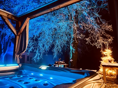 Hüttendorf - Whirlpool: beim Chalet - Landhaus Chalet 
Winterauszeit im Whirlpool - Das MUSSEA Landhaus Chalet & Scheunenloft