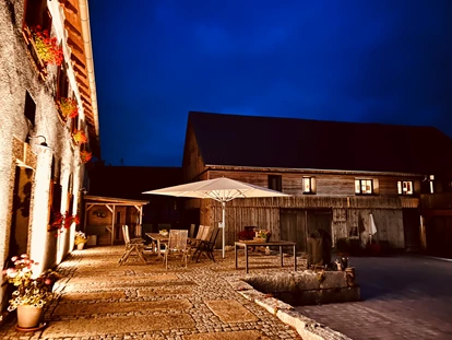 Hüttendorf - Whirlpool: beim Chalet - Abend ist´s auf unserem Dreiseithof. - Das MUSSEA Landhaus Chalet & Scheunenloft