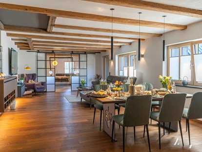 Hüttendorf - Whirlpool: beim Chalet - Scheunenloft - bis 4 Personen 
Essen/Wohnen mit Durchgang zur Wellness - Das MUSSEA Landhaus Chalet & Scheunenloft