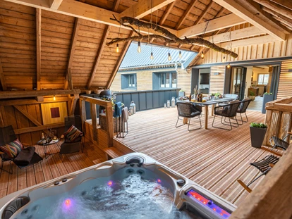 Hüttendorf - Whirlpool: beim Chalet - Scheunenloft - bis 4 Personen 
Wohlfühlplatz Dachloggia - Das MUSSEA Landhaus Chalet & Scheunenloft