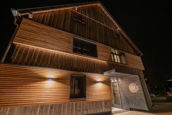 Chalet: Scheunenloft - bis 4 Personen 
Eingangsbereich mit Fassade bei Nacht - Das MUSSEA Landhaus Chalet & Scheunenloft
