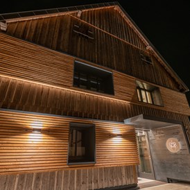 Chalet: Scheunenloft - bis 4 Personen 
Eingangsbereich mit Fassade bei Nacht - Das MUSSEA Landhaus Chalet & Scheunenloft